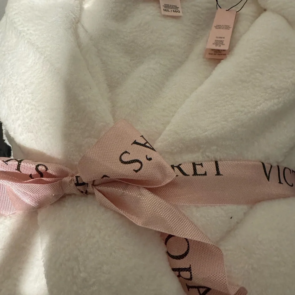 Victoria's Secret Cream Plush Robe - Picture 4 of 6